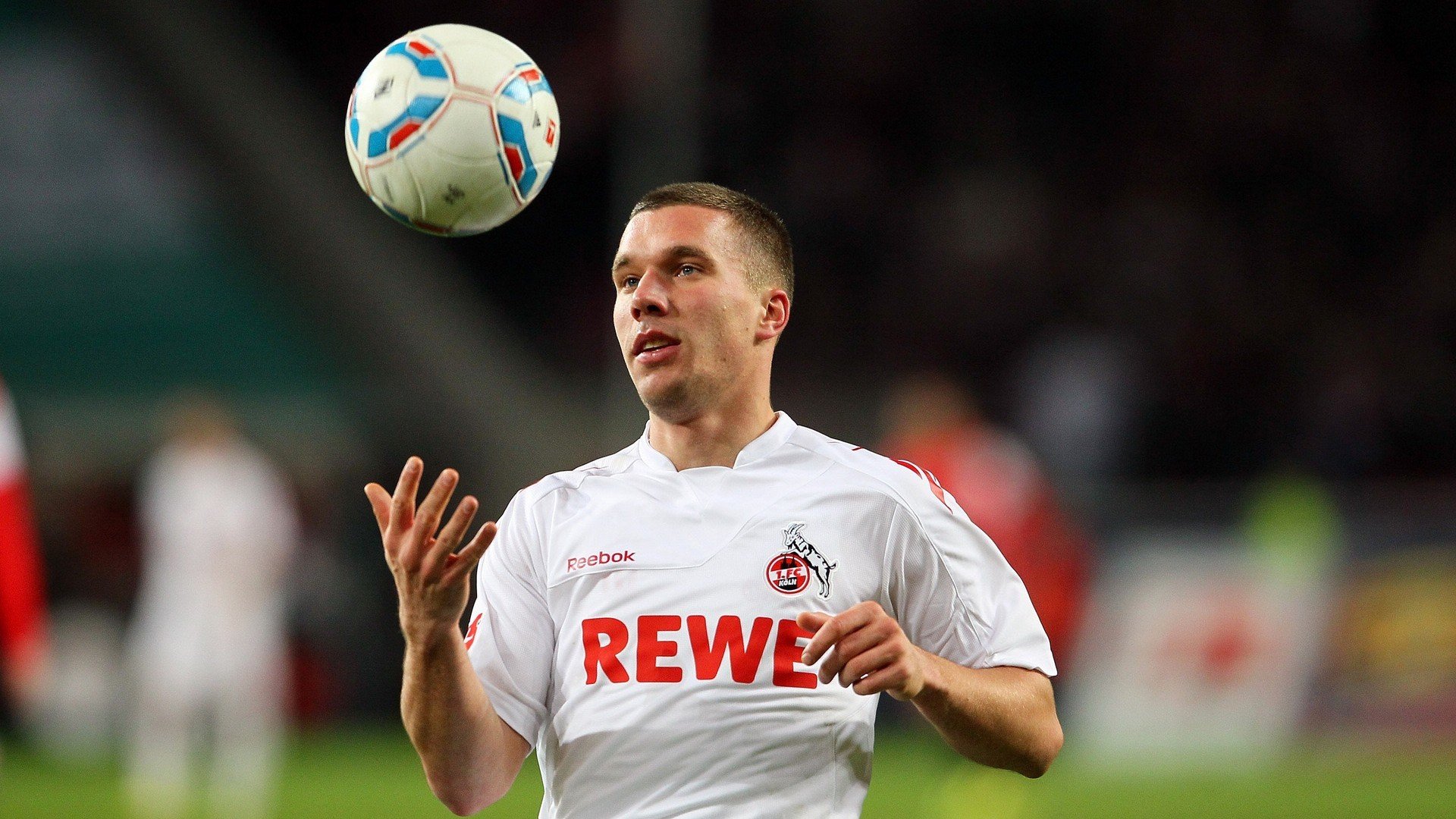 开yun官网-卢顿镇主场气氛热烈，草地球场或成冲超关键，卢登在哪里