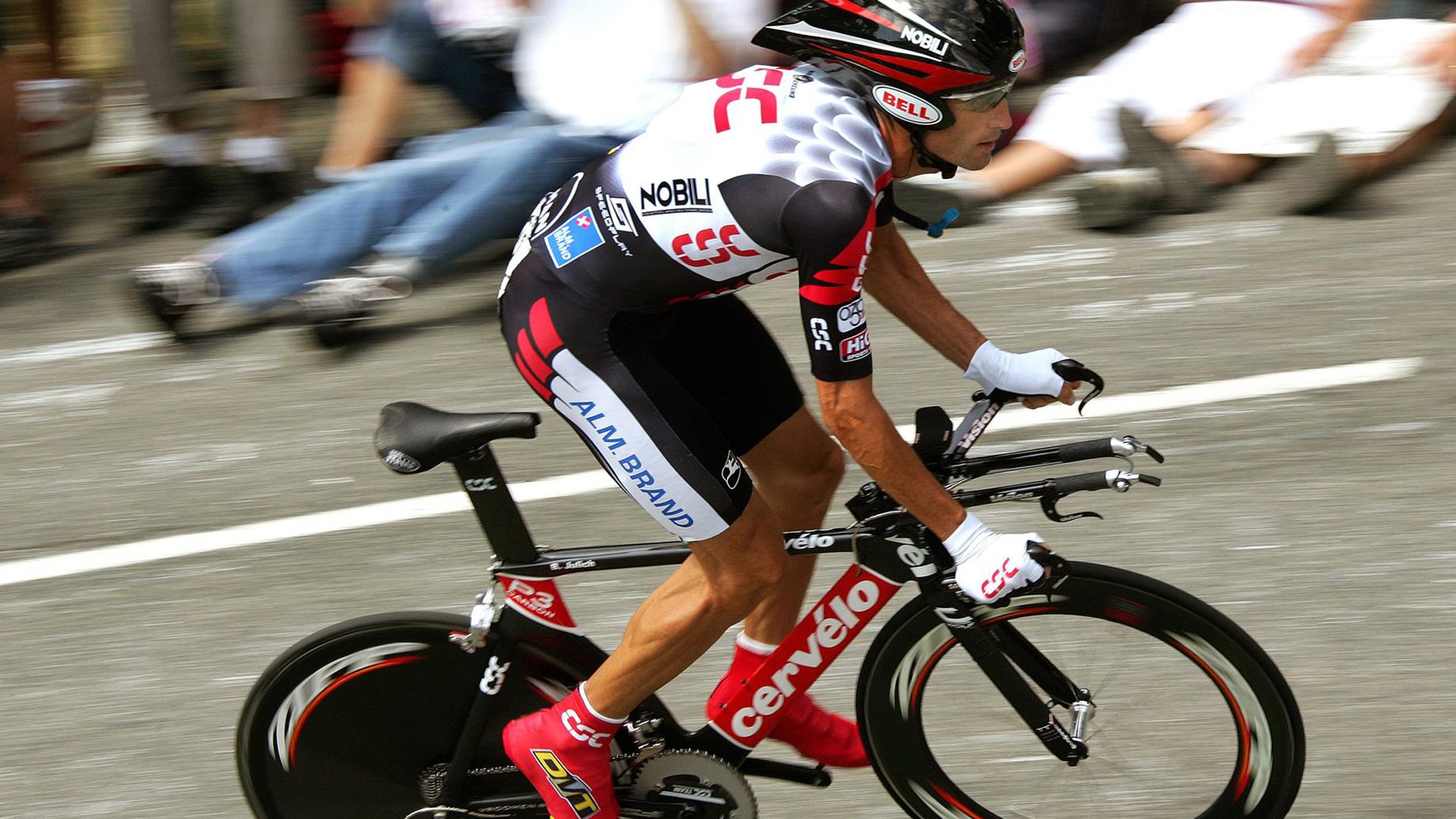 开云电竞入口-“极速追逐：瞬间超车让全场沸腾”，极速追赶