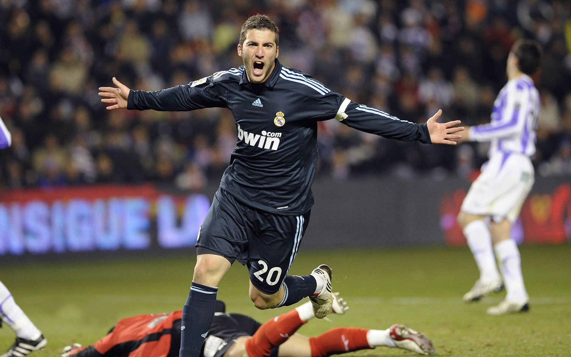 《比赛冠军背后的故事:他们的成长与奋斗》,比赛赢得冠军的稿子